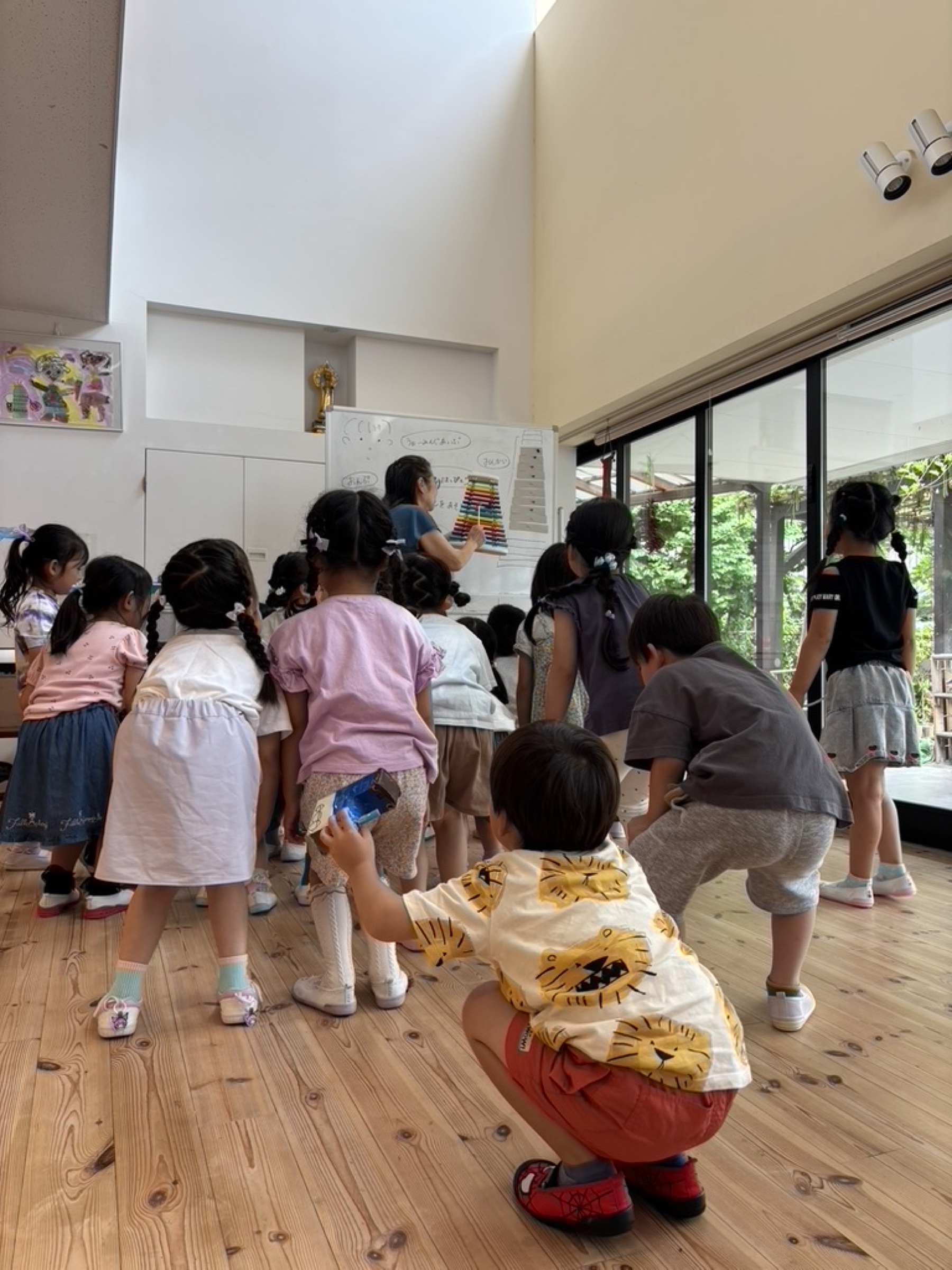 先生と室内活動を楽しむ子どもたち